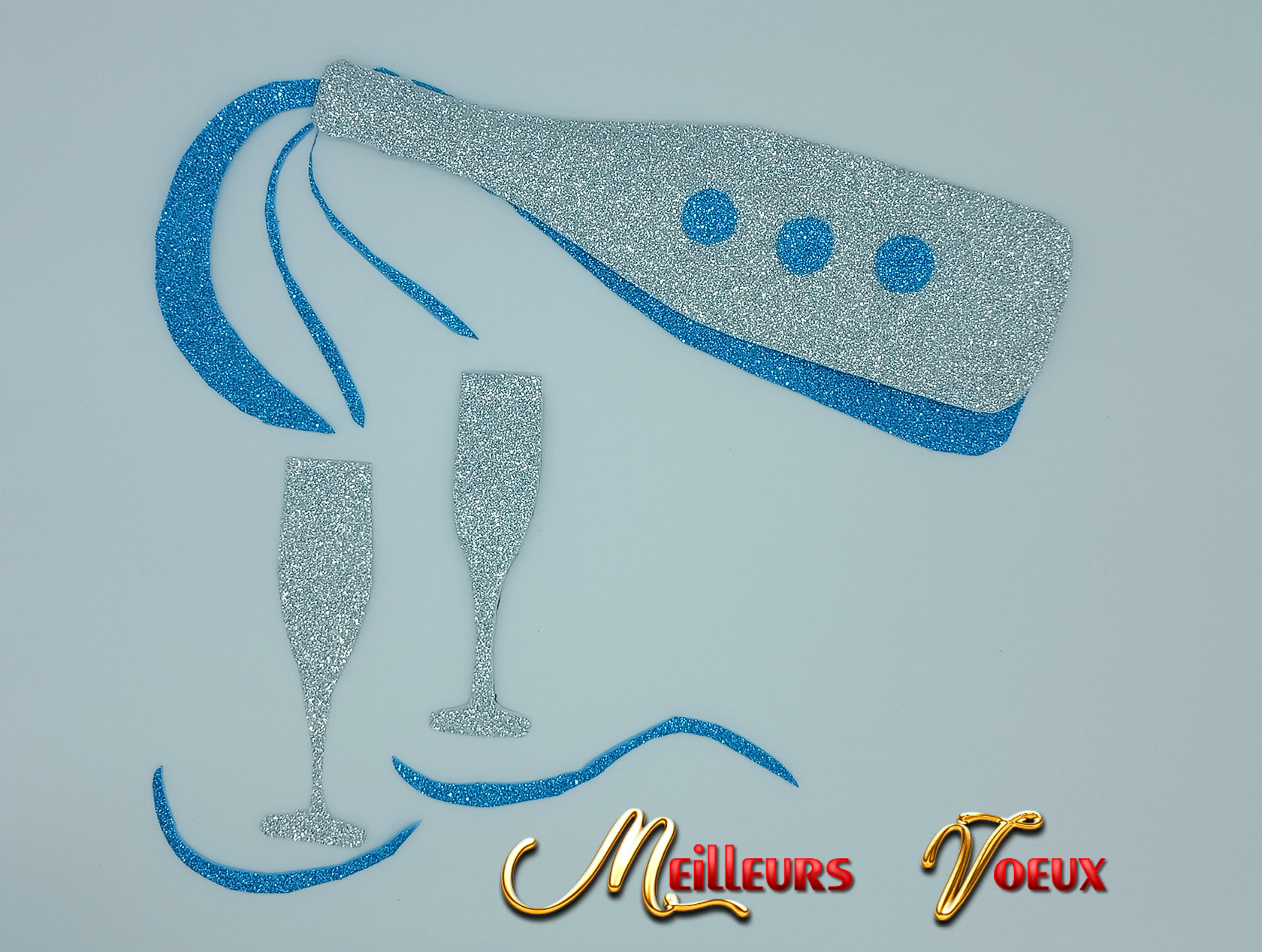 Image avec bouteille et verres brillants en argent et bleu clair